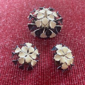 (JE25AB) Vintage Elegant Navy and Cream Floral Jewelry Set  Brooch and Earrings